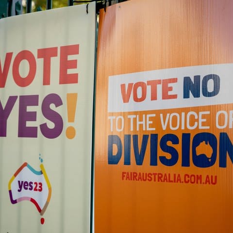Australier unterzeichnen (Ja und Nein) für das Referendum  (Foto: IMAGO, IMAGO / AAP)