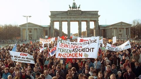 Mehr als 300 000 Menschen aus ganz Deutschland haben am 8. November 1992 in Berlin, wie hier am Brandenburger Tor, friedlich gegen Rassismus demonstriert. 