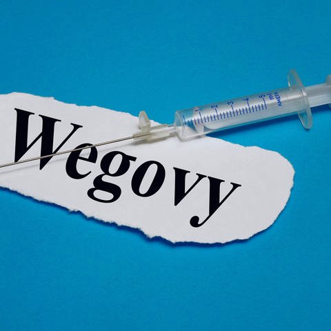 Auf dem Schriftzug Wegovy liegt eine Spritze.  (Foto: IMAGO, IMAGO / Steinach)