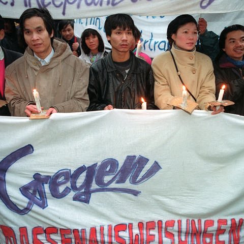 Gegen die geplante Abschiebung von DDR-Vertragsarbeitern aus Vietnam protestierten am 11.12.1992 etwa 300 Menschen vor der Staatskanzlei in Schwerin mit einer Menschenkette. 