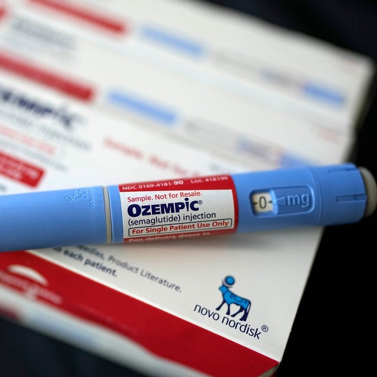 Eine Spritze des Diabetesmedikaments Ozempic liegt auf Medikamentenschachtel. (Foto: picture-alliance / Reportdienste, picture alliance / ASSOCIATED PRESS | David J. Phillip)