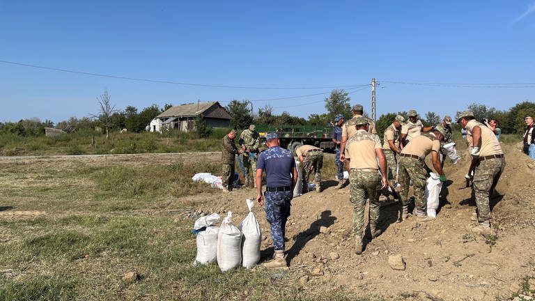 Soldaten der rumänischen Armee bauen in Plauru Schutzbunker