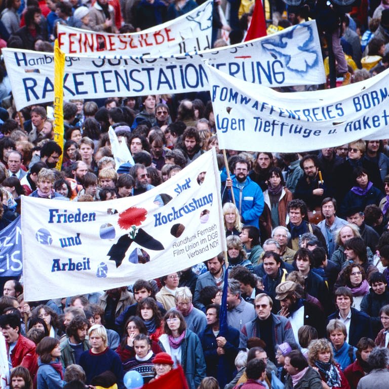 Demonstration für den Frieden, Antikriegs- und Friedensbewegung gegen die Stationierung von Mittelstreckenraketen, größte politische Kundgebung in Hamburg und Bremerhaven im Oktober 1983. Was kaum einer ahnte: Die Geheimdienste der DDR und Sowjetunion beeinflussten die Friedensbewegung. 