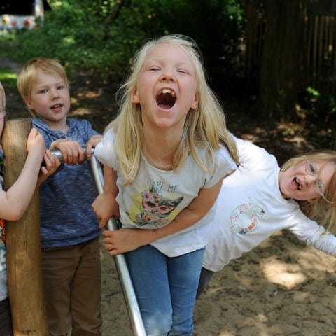 Symbolbild: Kinder auf einem Spielplatz (Foto: picture-alliance / Reportdienste, picture alliance / dpa | Ingo Wagner)