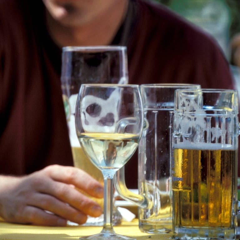 Auf einem Tisch stehen mehrer Bier- und Weingläser.  (Foto: IMAGO, IMAGO / Dieter Matthes)