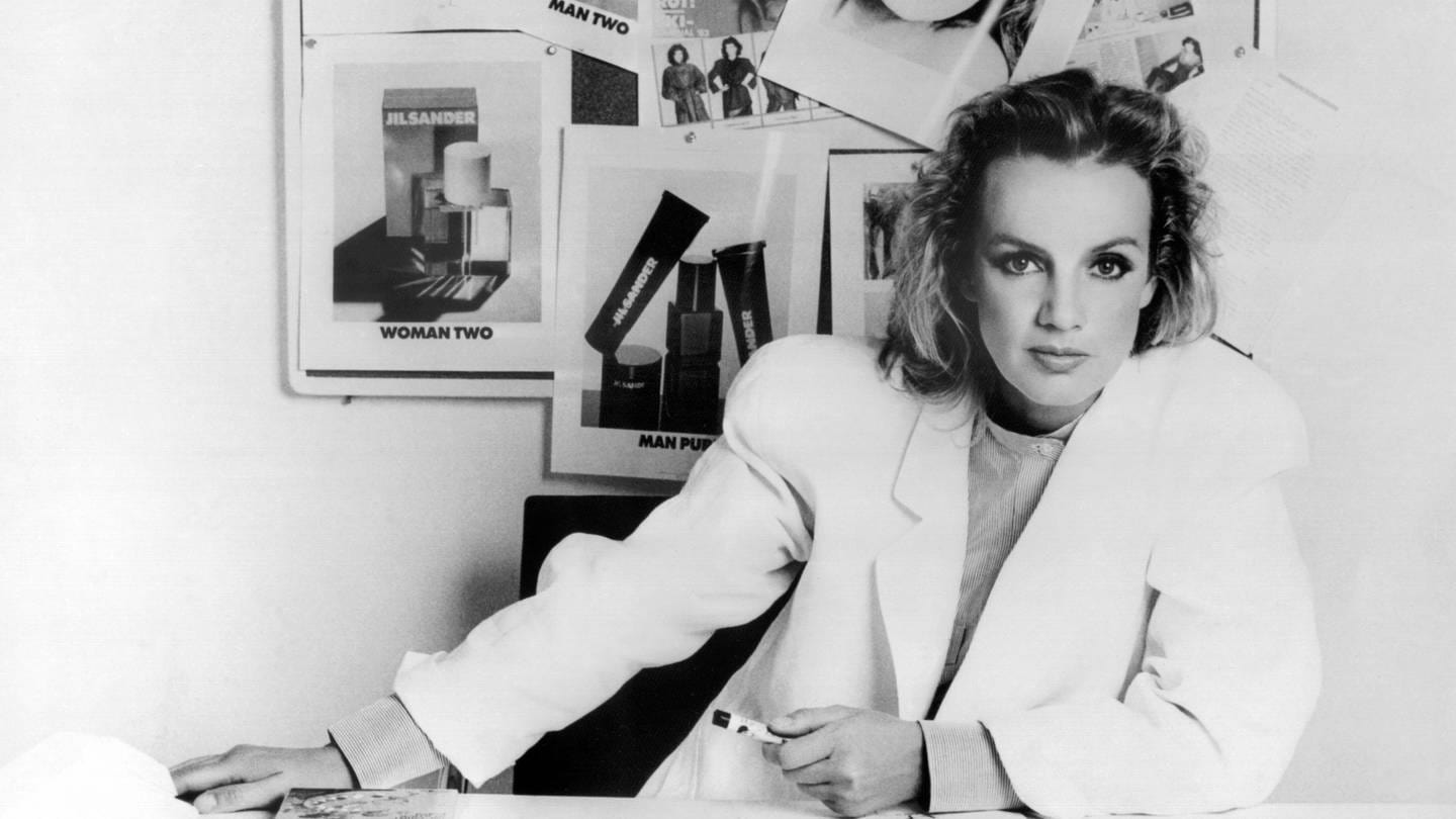 Modeschöpferin Jil Sander posiert 1983 in ihrem Büro für die Fotografen (Foto: dpa Bildfunk, picture-alliance/ dpa | handout)