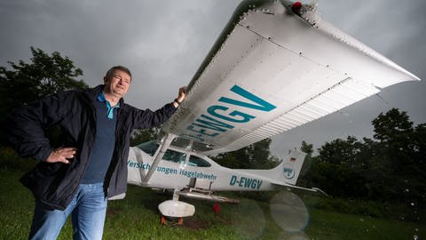 Pilot Frank Kasparek neben einem Flugzeug zur Hagelabwehr. Bildet sich in Württemberg ein Unwetter, steigt er mit seiner Maschine auf, um Schlimmeres zu verhindern. Allerdings ist noch nicht geklärt, was das "Impfen" wirklich bringt.