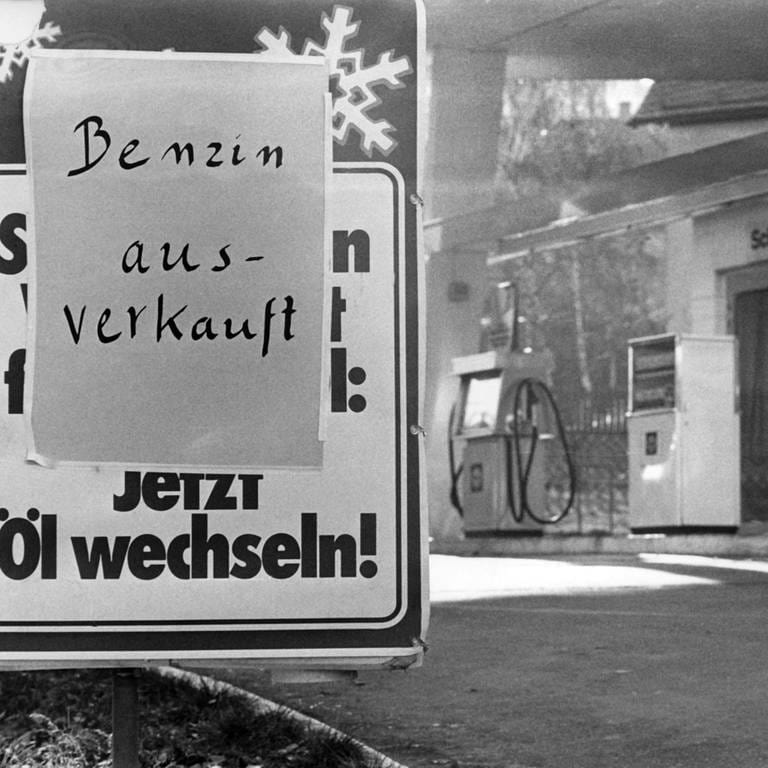"Benzin ausverkauft" heißt es am 18.11.1973 an einer Tankstelle in Stuttgart. Viele Tankstellen in der Bundesrepublik mußten auf Grund von Benzinmangel am letzten so genannten Autofahrer-Sonntag schließen. Wegen der anhaltenden Ölkrise wurde am 25.11.1973 zum ersten Mal ein sonntägliches Fahrverbot verhängt. Weitere autofreie Sonntage folgten im Dezember 1973 (Foto: picture-alliance / Reportdienste, picture-alliance/ dpa | Lutz Rauschnick)