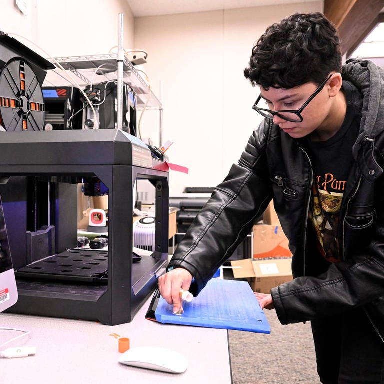 Ein Jugendlicher arbeitet an einen 3D-Drucker. (Foto: IMAGO, IMAGO / USA TODAY Network)