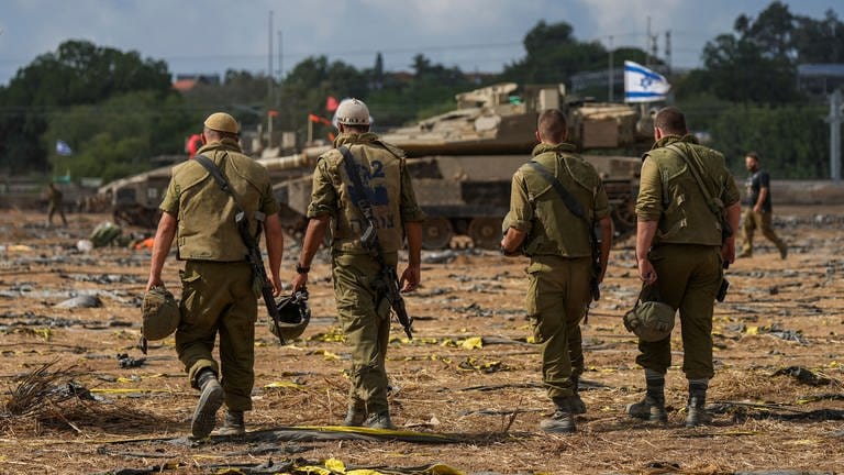 Israelische Soldaten versammeln sich nahe der Grenze zum Gazastreifen. (Foto: picture-alliance / Reportdienste, picture alliance/dpa/AP | Tsafrir Abayov)