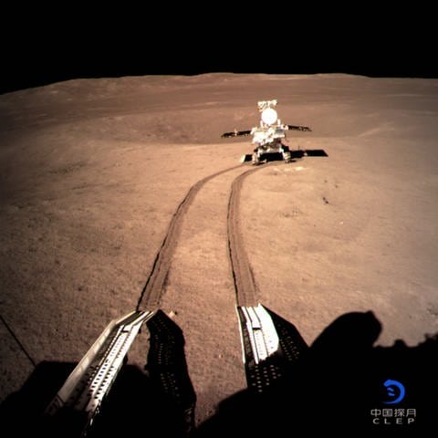 Die von der chinesische Weltraumbehörde CNSA zur Verfügung gestellte Aufnahme zeigt das Roboterfahrzeug «Jadehase 2», wie es von der Landesonde «Chang'e 4» rollt und erste Spuren auf der Mondoberfläche hinterlässt. 