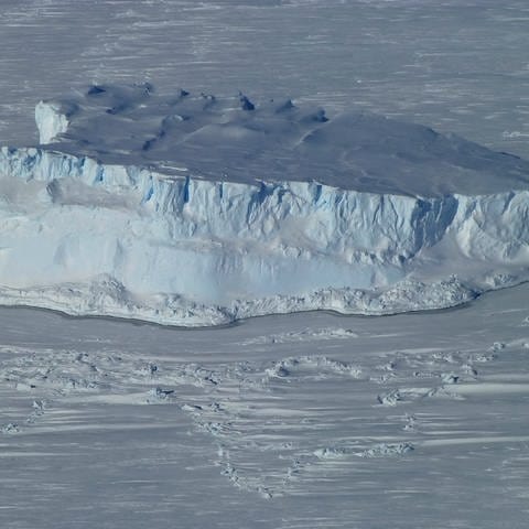 Ein im Meereis der Amundsensee gefangener Eisberg