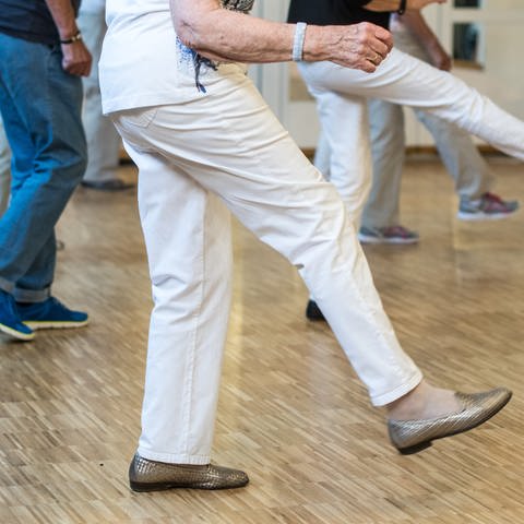 An Parkinson Erkrankte tanzen.   (Foto: picture-alliance / Reportdienste, picture alliance / dpa | Armin Weigel)