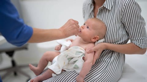 Deutsche Gesellschaft für Ernährung empfiehlt die Gabe von Vitamin D an Säuglinge, die noch nicht in die Sonne dürfen (Foto: IMAGO, IMAGO / Zoonar)