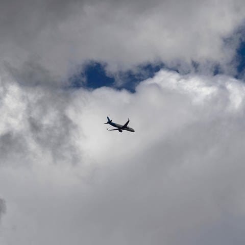 Passagierflugzeug in den Wolken. (Foto: IMAGO, IMAGO / imagebroker)
