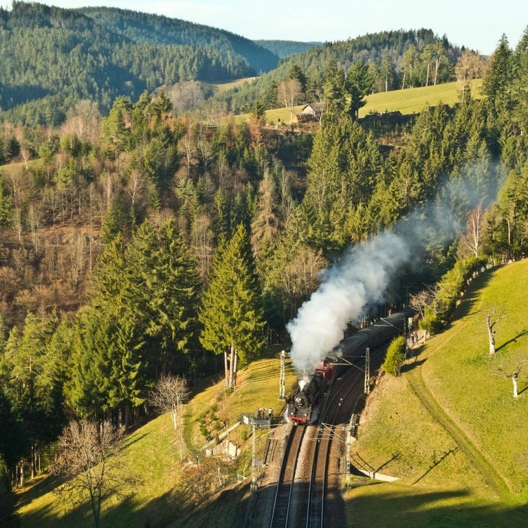 Schwarzwaldbahn bei Nußbach nahe Triberg: Von Offenburg zum Bodensee, durch 39 Tunnel und über 650 Höhenmeter führt die badische Schwarzwaldbahn quer durch Deutschlands größtes Mittelgebirge.  (Foto: IMAGO, IMAGO / imagebroker)
