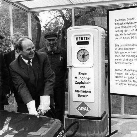 Die erste deutsche Zapfsäule für bleifreies Benzin nimmt am 05.05.1983 in München Oberbürgermeister Erich Kiesl in Betrieb.