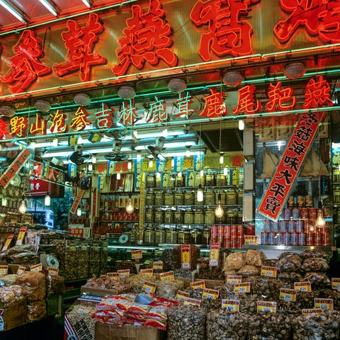 Geschäft für chinesische Medizin auf dem Markt in Kowloon, Hongkong, China