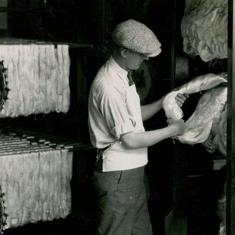 Herstellung von Kunstseide (Rayon) in der DuPont Rayon Co. in den USA. - Foto, 1930er Jahre. (Foto: picture-alliance / Reportdienste, akg-images)