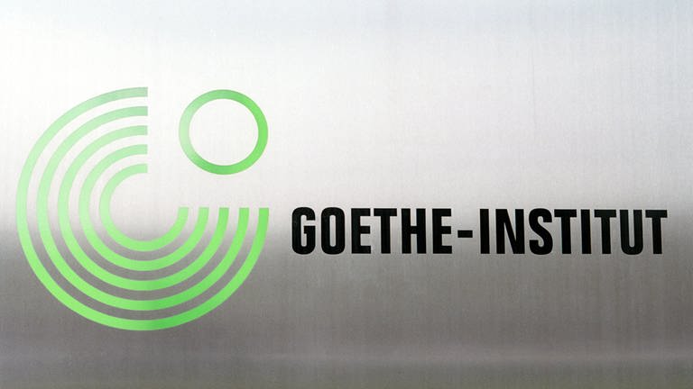 Das Logo des Goethe Institutes auf einer polierten Stahlplatte.