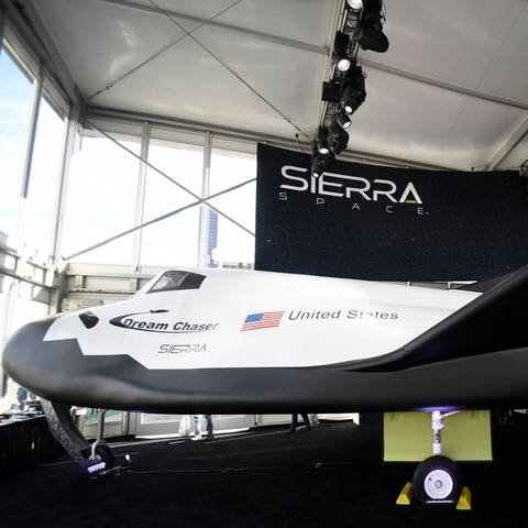 Ein Modell des Raumgleiter "Dream Chaser".