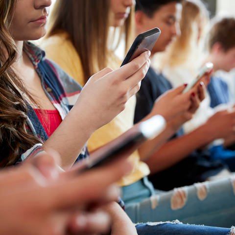 Junge Erwachsene am Smartphone (Foto: IMAGO, IMAGO / Shotshop)