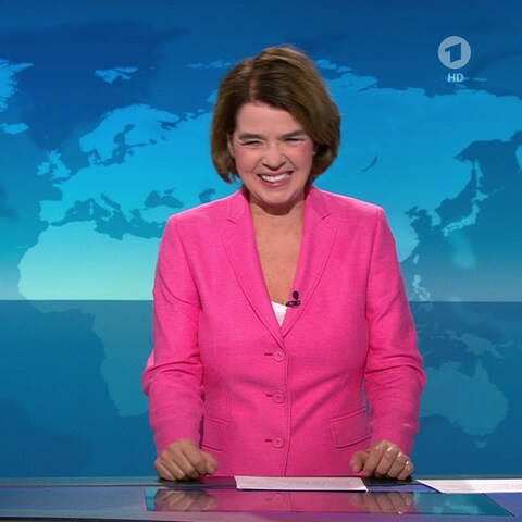 Standbild der Ausstrahlung der "Tagesschau" um 07:30 Uhr zeigt die lachende «Tagesschau»-Sprecherin Susanne Daubner