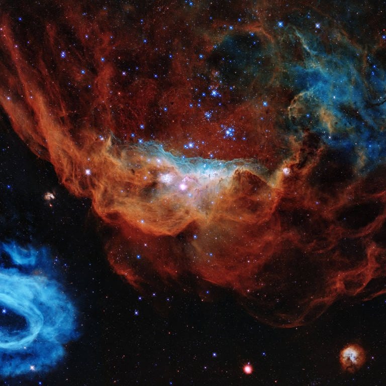 Das Porträt zeigt den Riesennebel NGC 2014 und seinen Nachbarn NGC 2020, die zusammen Teil einer riesigen Sternentstehungsregion in der Großen Magellanschen Wolke sind