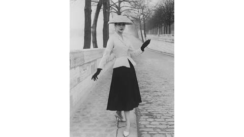 Ein Modell trägt 1947 eine Kreation im New Look von Christian Dior. Charakteristisch ist u.a. die Wespentaille. Jil Sander setzte sich in ihren Entwürfen davon ab. (Foto: picture-alliance / Reportdienste, picture alliance / ASSOCIATED PRESS | -)