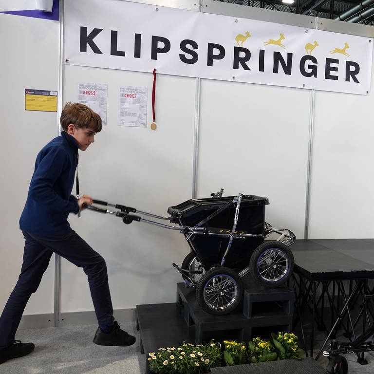 Rafael Boisseau demonstriert den Klipspringer (Foto: picture-alliance / Reportdienste, picture alliance/dpa | Christiane Oelrich)
