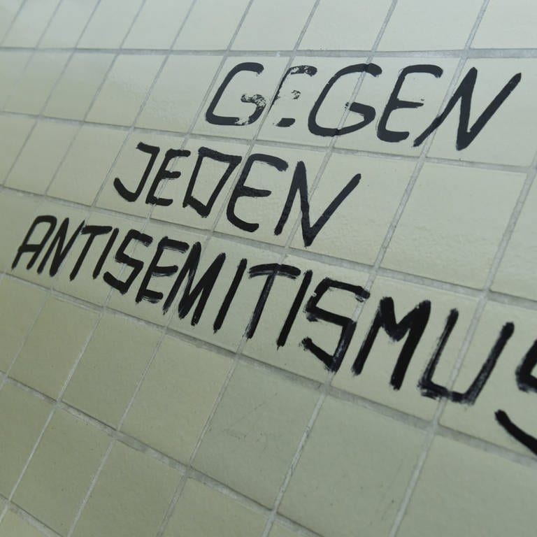 Der Spruch «Gegen jeden Antisemitismus!» prangt an einer Toilettenwand. (Foto: dpa Bildfunk, picture alliance/dpa | Arne Dedert)