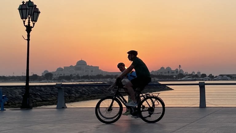 Zwei Teilnehmer der "Tour de Cop", mit dem Fahrrad zur Weltklimakonferenz in Dubai. (Foto: SWR, SWR: Anna Osius)