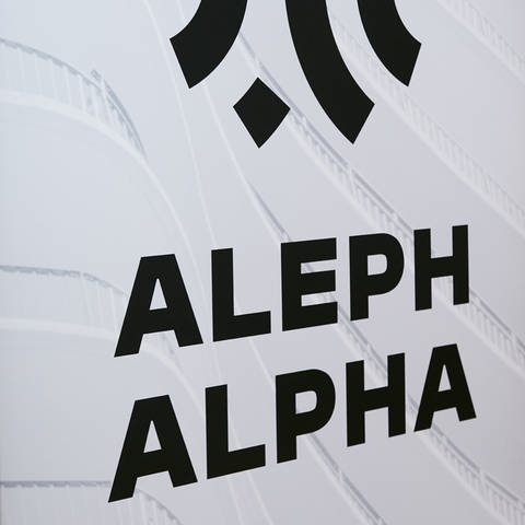 Logo und Schriftzug des deutschen Jungunternehmen "Aleph Alpha" im Bereich der künstlichen Intelligenz mit Sitz in Heidelberg. (Foto: IMAGO, picture alliance / Caro | Ruffer)