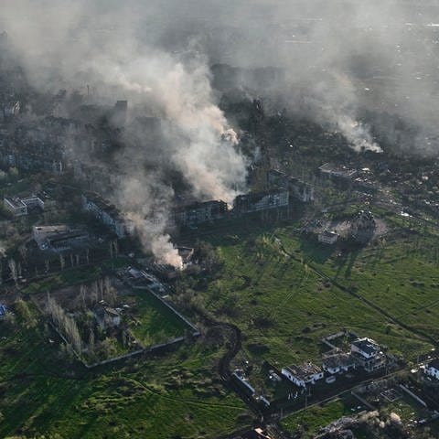 Rauch steigt aus Gebäuden in dieser Luftaufnahme von Bachmut, dem Ort der schwersten Gefechte mit den russischen Truppen in der Region Donezk, Ukraine