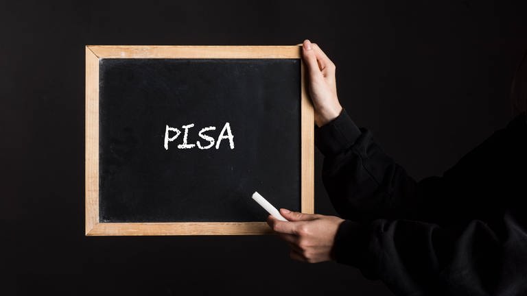 Das Wort "Pisa" steht auf einer Tafel