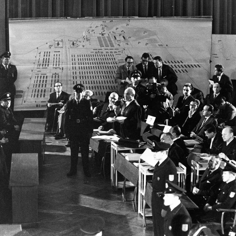 Plenarsaal der Frankfurter Stadtverordnetenversammlung im "Römer" am 20. Dezember 1963 beim Prozess gegen 22 ehemalige Wärter des Konzentrationslagers Auschwitz