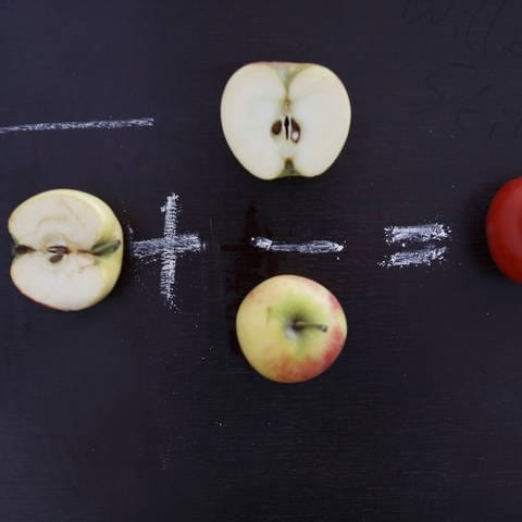 Symbolbild: Hausaufgaben; Gleichung mit Gemüse und Obst