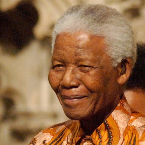Nelson Mandela (1918 - 2013): Er wuchs auf dem Land auf, wurde von einem Häuptling erzogen, schaffte es trotz Rassismus zu studieren. Er wurde zum unermüdlichen Kämpfer gegen die Apartheid und zum ersten schwarzen Präsidenten seines Landes. 