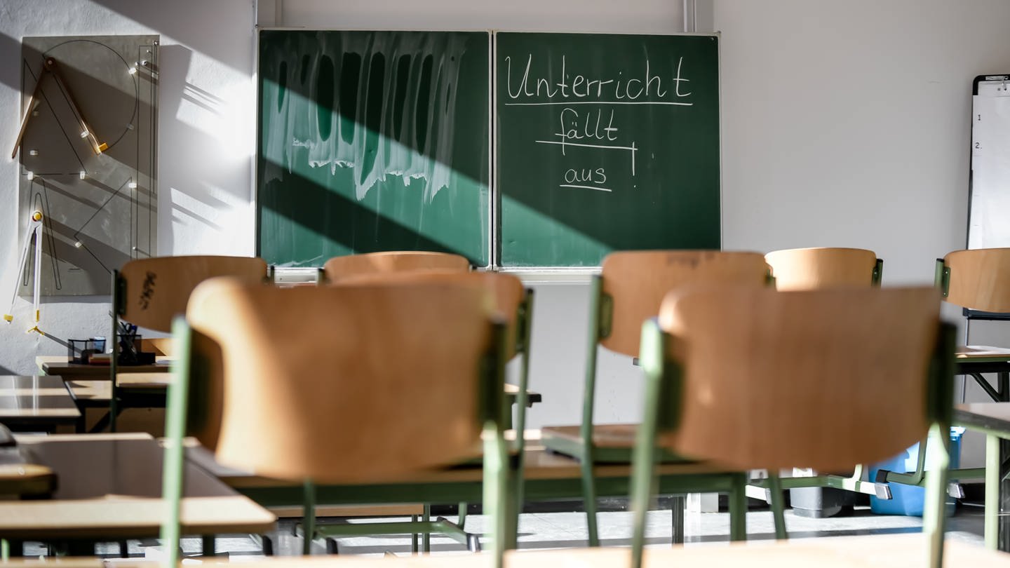 Auf einer Tafel in einem Klassenzimmer steht der Hinweis: Unterricht fällt aus. (Foto: IMAGO, IMAGO / Funke Foto Services)