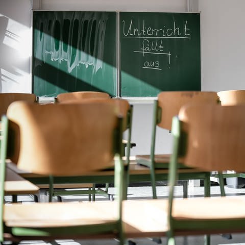 Auf einer Tafel in einem Klassenzimmer steht der Hinweis: Unterricht fällt aus.
