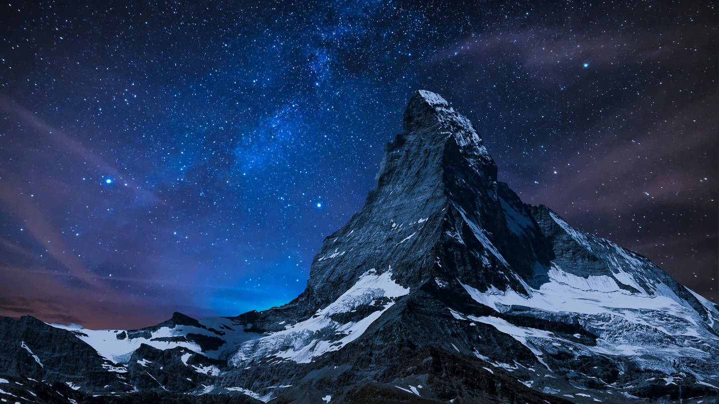 Sternenhimmel am Matterhorn: Ein Blick auf das Panorama der Alpen, der Sternenhimmel über uns in einer klaren Nacht – in solchen Momenten empfinden viele Ehrfurcht vor der Größe dieser Phänomene und fühlen sich gleichzeitig ganz klein. (Foto: IMAGO, IMAGO / Shotshop)