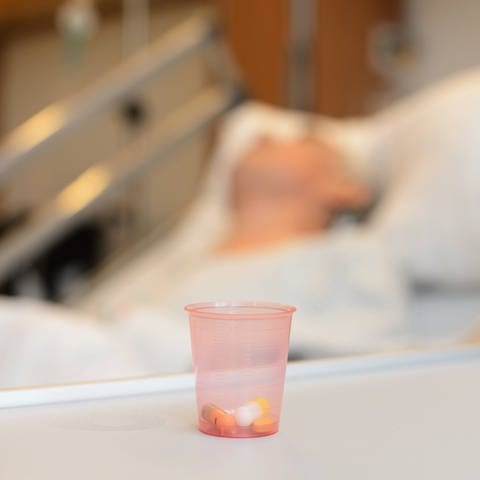 Schmerzstillende Medikamente am Patientenbett auf einer Palliativstation in einem Krankenhaus. (Foto: IMAGO, IMAGO / epd)