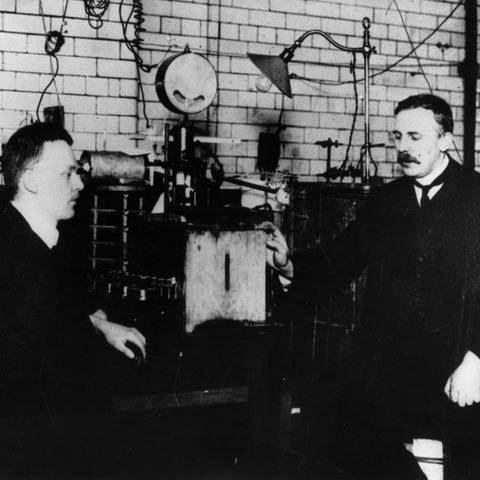 Hans Geiger 1882-1945 und Ernest Rutherford 1871-1937 im Labor der Universität Manchester