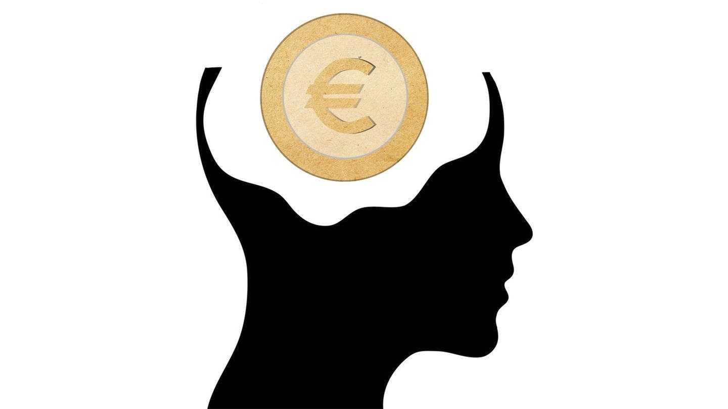 Silhouette eines Kopfes mit Euromünze im Gehirn (Illustration): Die Ratio setzt oft aus, wenn es ums Geld geht. Bei kleinen Summen sind wir knauseriger als bei großen. Nicht ausgegebenes Geld beim Schnäppchenkauf verbuchen wir als Gewinn. Und bei zunehmenden Verlusten gehen wir erst recht ins Risiko. Warum ist das so? (Foto: IMAGO, IMAGO / YAY Images)