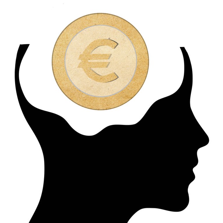 Silhouette eines Kopfes mit Euromünze im Gehirn (Illustration): Die Ratio setzt oft aus, wenn es ums Geld geht. Bei kleinen Summen sind wir knauseriger als bei großen. Nicht ausgegebenes Geld beim Schnäppchenkauf verbuchen wir als Gewinn. Und bei zunehmenden Verlusten gehen wir erst recht ins Risiko. Warum ist das so?