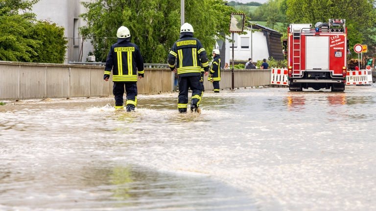 Nach einem heftigem Gewitter mit Starkregen sind Teile von Neu-Anspach - Westerfeld überflutet, der Bach Usa war über die Ufer getreten. (Foto: IMAGO, IMAGO / Jan Eifert)