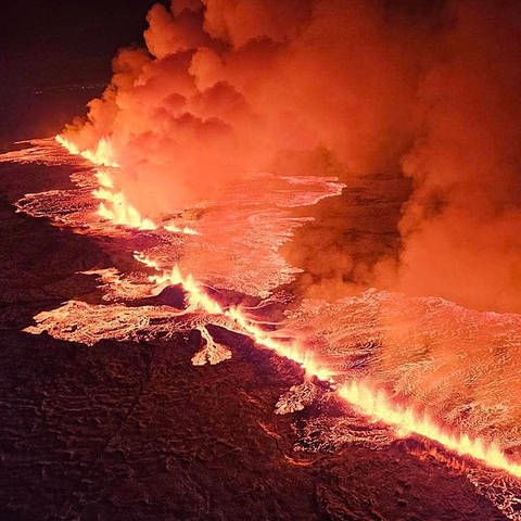 Magma fließt auf einem Hügel bei Grindavik auf der isländischen Halbinsel Reykjanes.