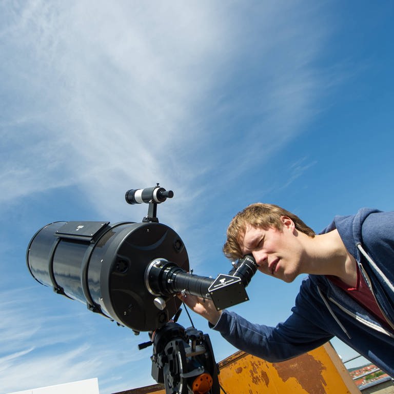 Ein Schüler schaut durch ein computergesteuertes Spiegelteleskop in der Astronomie-AG. (Foto: IMAGO, IMAGO / Thomas Müller)