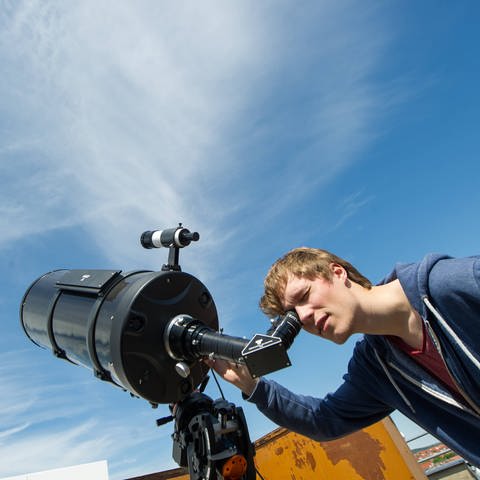 Ein Schüler schaut durch ein computergesteuertes Spiegelteleskop in der Astronomie-AG. (Foto: IMAGO, IMAGO / Thomas Müller)
