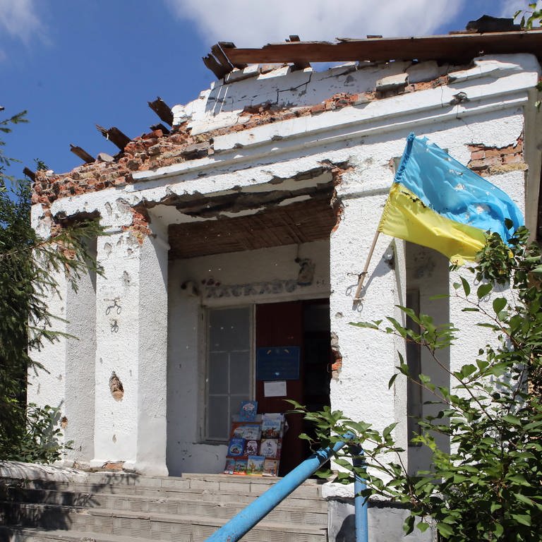 Symbolbild: Eine ukrainische Flagge weht an einem Gebäude des Bezirks Makariw.